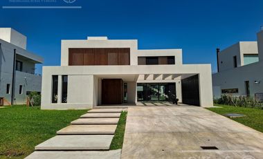 Casa de 6 ambientes En Venta  a estrenar en Greenville Polo Resort Hudson Berazategui