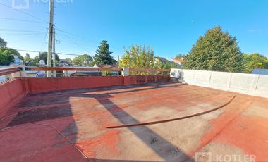 Casa con dos dormitorios y patio- Temperley