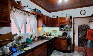 Casa con dos dormitorios y patio- Temperley