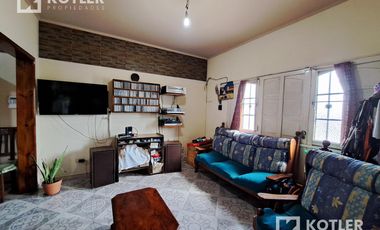 Casa con dos dormitorios y patio- Temperley