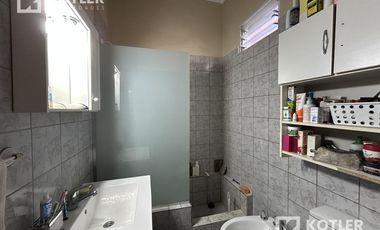 Casa con dos dormitorios y patio- Temperley