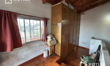 Casa con dos dormitorios y patio- Temperley