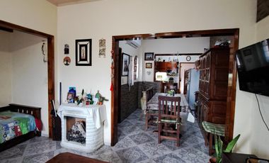 Casa con dos dormitorios y patio- Temperley