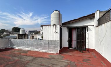 Casa con dos dormitorios y patio- Temperley