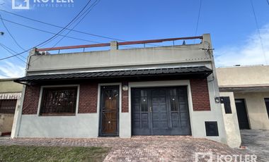 Casa con dos dormitorios y patio- Temperley