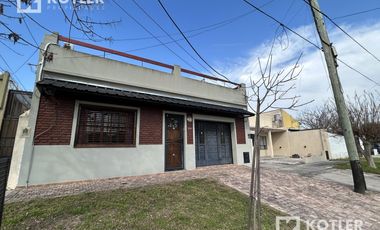 Casa con dos dormitorios y patio- Temperley