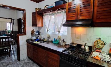 Casa con dos dormitorios y patio- Temperley