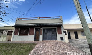 Casa con dos dormitorios y patio- Temperley