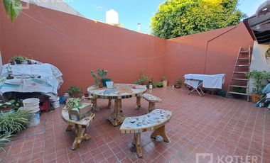 Casa con dos dormitorios y patio- Temperley