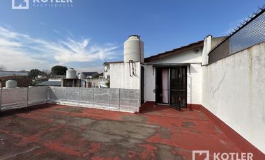 Casa con dos dormitorios y patio- Temperley