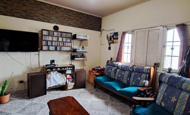 Casa con dos dormitorios y patio- Temperley