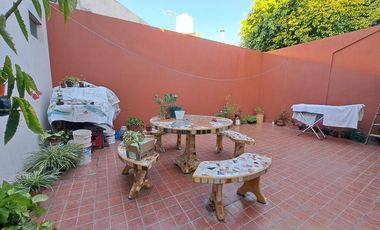 Casa con dos dormitorios y patio- Temperley