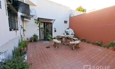 Casa con dos dormitorios y patio- Temperley