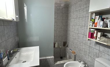 Casa con dos dormitorios y patio- Temperley