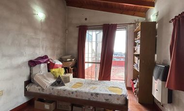 Casa con dos dormitorios y patio- Temperley