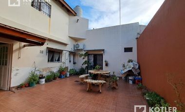 Casa con dos dormitorios y patio- Temperley