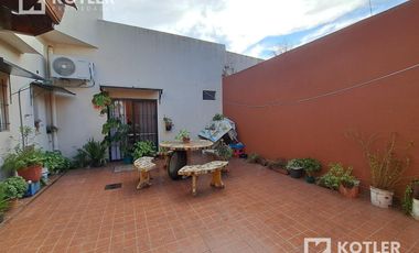 Casa con dos dormitorios y patio- Temperley