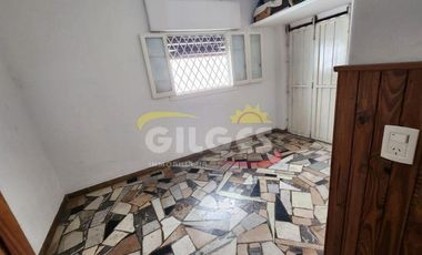 Alquiler de Casa  3 Ambientes en Haedo Muy buen estado - Con Cochera cubierta y Patio