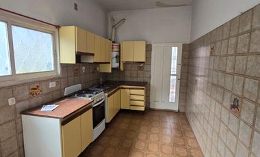 Casa con amplio galpon o taller