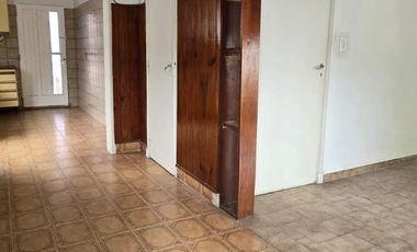 Casa con amplio galpon o taller
