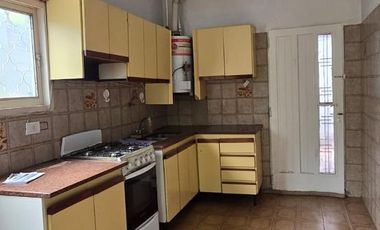 Casa con amplio galpon o taller