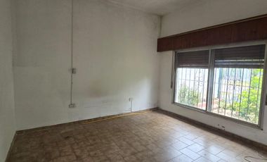 Casa con amplio galpon o taller