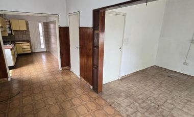 Casa con amplio galpon o taller