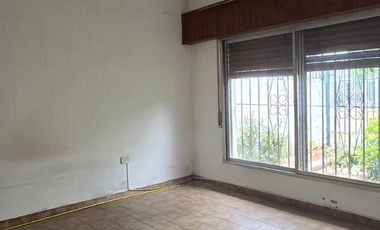 Casa con amplio galpon o taller