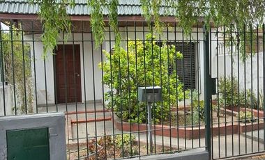 Casa con amplio galpon o taller