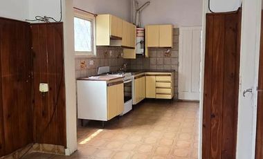 Casa con amplio galpon o taller