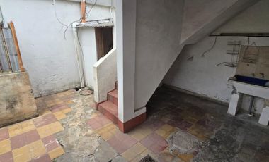 Casa con amplio galpon o taller