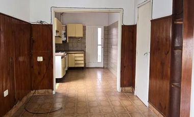 Casa con amplio galpon o taller