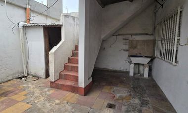 Casa con amplio galpon o taller