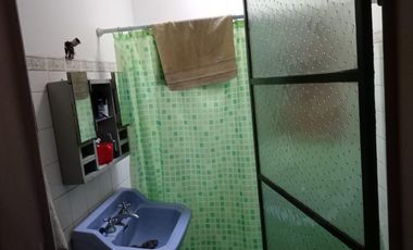 Casa con amplio galpon o taller