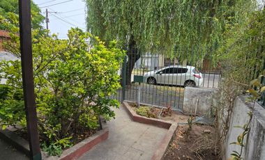 Casa con amplio galpon o taller