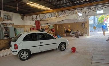 Casa con amplio galpon o taller