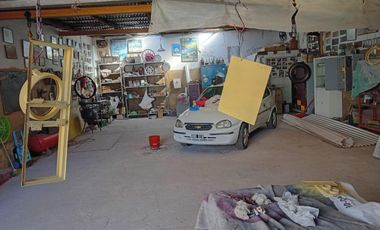 Casa con amplio galpon o taller