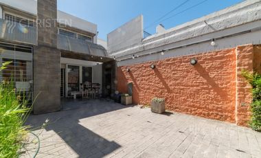 Casa en venta de 3 habitaciones y escritorio Patio y cochera barrio Constituyentes Santa Fe