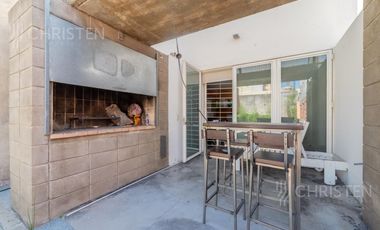 Casa en venta de 3 habitaciones y escritorio Patio y cochera barrio Constituyentes Santa Fe