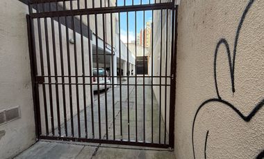 VENTA - Galpón en  Abasto, con oficina y baño.