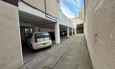 VENTA - Galpón en  Abasto, con oficina y baño.