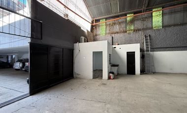 VENTA - Galpón en  Abasto, con oficina y baño.