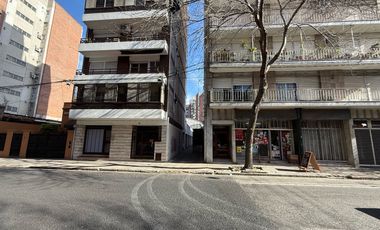 VENTA - Galpón en  Abasto, con oficina y baño.