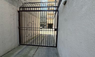 VENTA - Galpón en  Abasto, con oficina y baño.