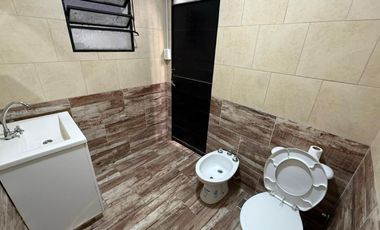 VENTA - Galpón en  Abasto, con oficina y baño.