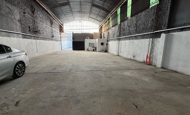 VENTA - Galpón en  Abasto, con oficina y baño.