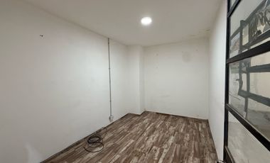 VENTA - Galpón en  Abasto, con oficina y baño.