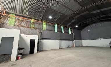 VENTA - Galpón en  Abasto, con oficina y baño.