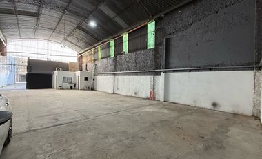 VENTA - Galpón en  Abasto, con oficina y baño.