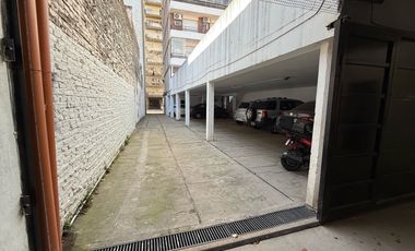 VENTA - Galpón en  Abasto, con oficina y baño.
